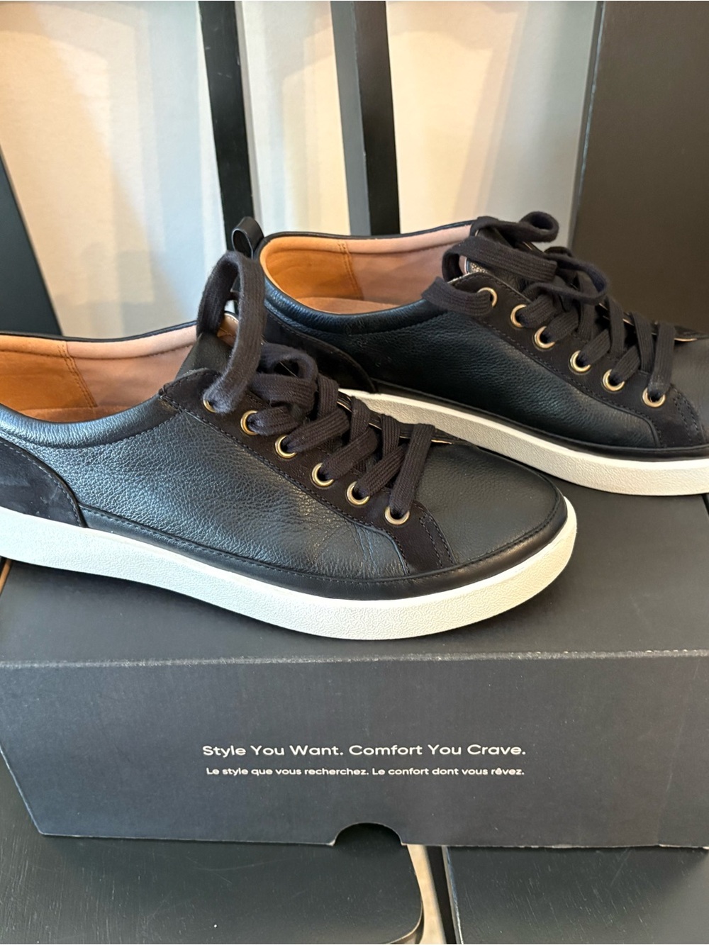 Woman’s Vionic Winny black leather and suede - Picture 9 of 12